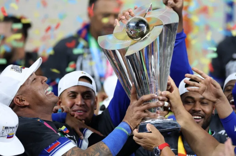 Zulia recibe el trofeo del Clásico Mundial de Béisbol 2026 con honores en el CLEZ