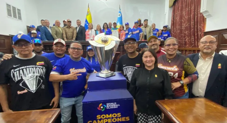 "Entrega de Orden Rafael María Baralt a presidencia de la FVB trofeo Clásico Mundial Beisbol 2026".