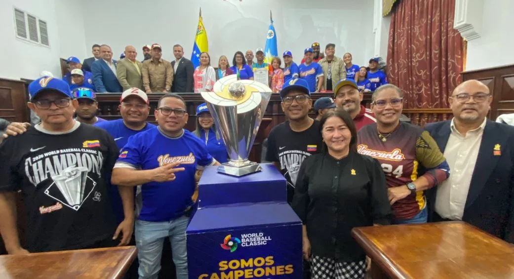 "Entrega de Orden Rafael María Baralt a presidencia de la FVB trofeo Clásico Mundial Beisbol 2026".