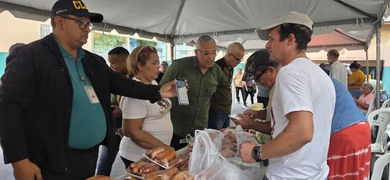 CLEZ distribuye alimentos a sus trabajadores
